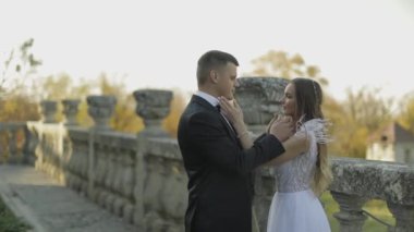 Düğün çifti. Güzel damat ve gelin. Mutlu bir aile. Erkek ve kadın aşık