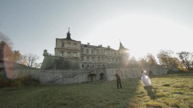 Düğün çifti. Güzel damat ve gelin. Mutlu bir aile. Erkek ve kadın aşık