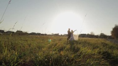 Düğün çifti. Güzel damat ve gelin. Mutlu bir aile. Erkek ve kadın aşık