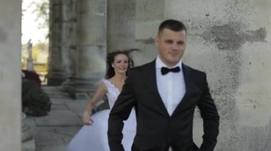 Düğün çifti. Güzel damat ve gelin. Mutlu bir aile. Erkek ve kadın aşık