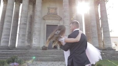 Düğün çifti. Güzel damat ve gelin. Mutlu bir aile. Erkek ve kadın aşık