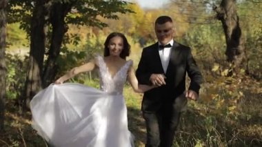 Düğün çifti. Güzel damat ve gelin. Mutlu bir aile. Erkek ve kadın aşık