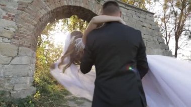 Düğün çifti. Güzel damat ve gelin. Mutlu bir aile. Erkek ve kadın aşık