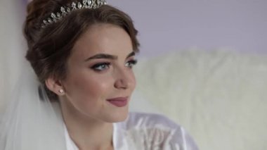Gece elbisesi içinde güzel ve güzel gelin. Düğün sabahı. Oldukça bakımlı