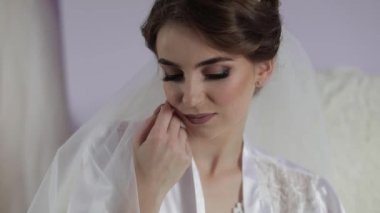 Gece elbisesi içinde güzel ve güzel gelin. Düğün sabahı. Oldukça bakımlı