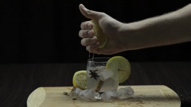 Bir bardağa limon suyu sıkmak. Fornt görünümü