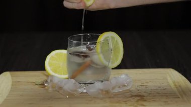 Bir bardağa limon suyu sıkmak. Fornt görünümü