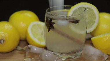 Rustik ahşap tahtada serinletici alkollü kokteyl içeceği. Buz küpleri ekleme