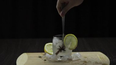 Bir kaşık limon kokteyli ile karıştırın. Serinletici alkollü kokteyl içeceği