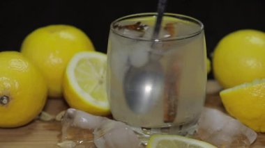Bir kaşık limon kokteyli ile karıştırın. Serinletici alkollü kokteyl içeceği
