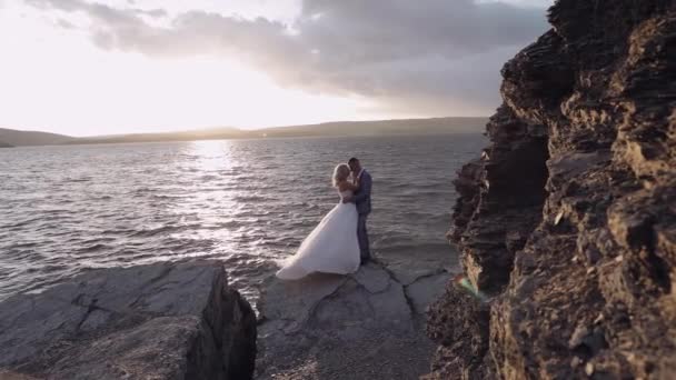 Casamento. Lindo noivo e noiva. Família feliz. Homem e mulher apaixonados — Vídeo de Stock