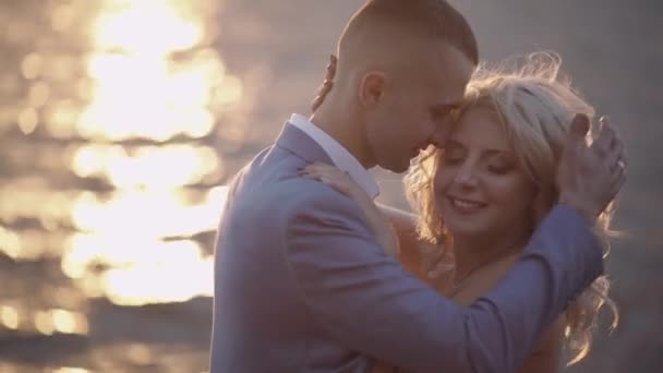 Matrimonio. Bello sposo e sposa. Una famiglia felice. Uomo e donna innamorati — Video Stock