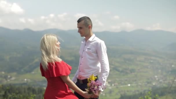 Una giovane coppia insieme. Relazione e amore. Felice. Uomo e donna innamorati — Video Stock