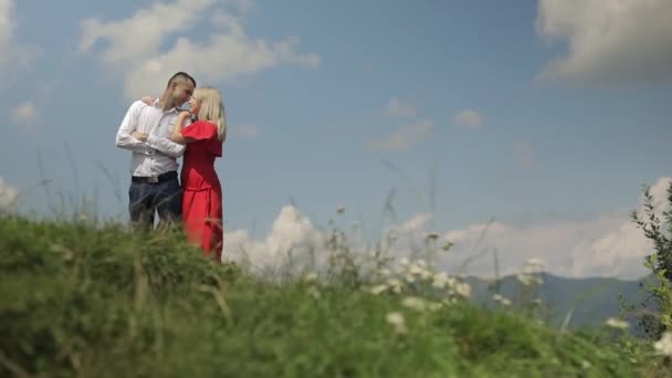 Jovens casais juntos. Relacionamento e amor. Feliz. Homem e mulher apaixonados — Vídeo de Stock