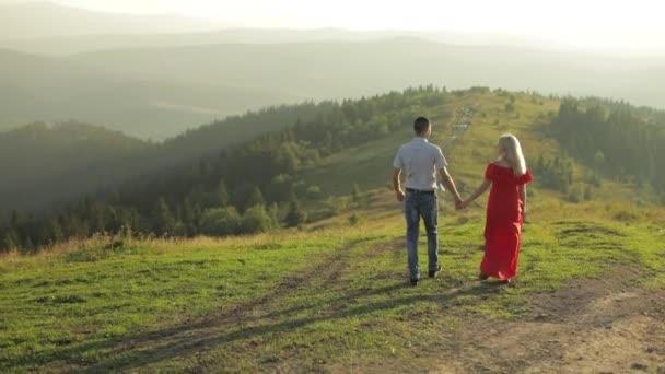 Pareja joven juntos. Relación y amor. Feliz. Hombre y mujer enamorados — Vídeo de stock