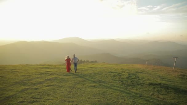 Pareja joven juntos. Relación y amor. Feliz. Hombre y mujer enamorados — Vídeos de Stock