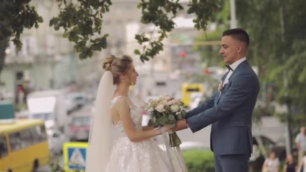 Bruidspaar. Mooie bruidegom en bruid. Gelukkige familie. Man en vrouw in de liefde — Stockvideo