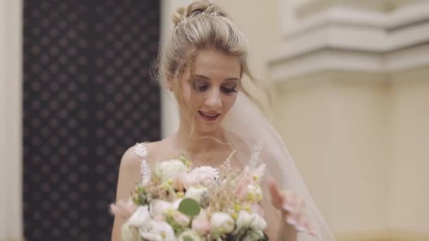 美しく、素敵な花嫁。きれいで手入れの行き届いた女性スローモーション — ストック動画