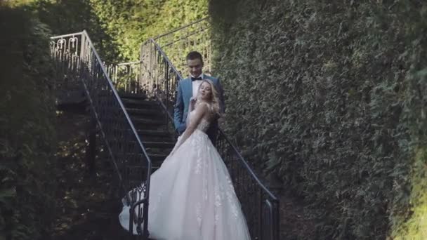 Matrimonio. Bello sposo e sposa. Una famiglia felice. Uomo e donna innamorati — Video Stock