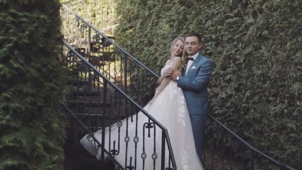 Düğün çifti. Güzel damat ve gelin. Mutlu bir aile. Erkek ve kadın aşık — Stok video