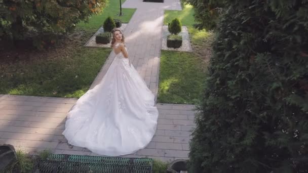 Hermosa y encantadora novia. Mujer guapa y bien arreglada. Movimiento lento — Vídeos de Stock