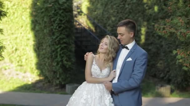 Matrimonio. Bello sposo e sposa. Una famiglia felice. Uomo e donna innamorati — Video Stock