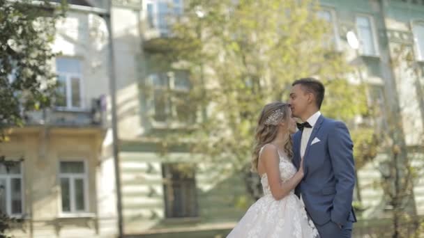 Pareja de bodas. Precioso novio y novia. Familia feliz. Hombre y mujer enamorados — Vídeos de Stock