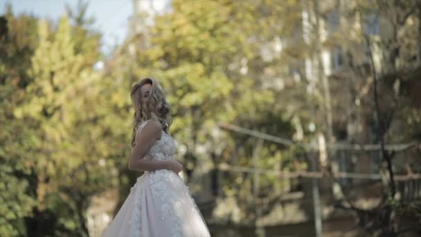 Hermosa y encantadora novia. Mujer guapa y bien arreglada. Movimiento lento — Vídeos de Stock