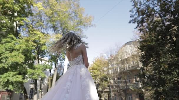 Mooie en mooie bruid. Mooie en goed verzorgde vrouw. Slow Motion — Stockvideo