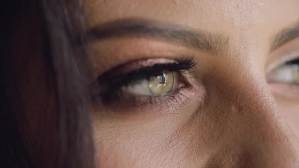 Hermosa y encantadora novia. Primer plano de ojos de novias. Mañana de boda — Vídeos de Stock