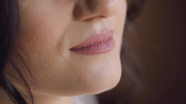 Hermosa y encantadora novia. Primer plano de labios de novias. Mañana de boda — Vídeo de stock