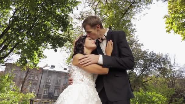 Bruidspaar. Mooie bruidegom en bruid. Gelukkige familie. Man en vrouw in de liefde — Stockvideo