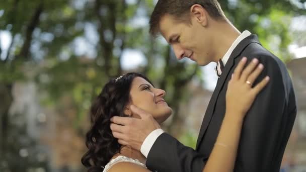 Düğün çifti. Güzel damat ve gelin. Mutlu bir aile. Erkek ve kadın aşık — Stok video