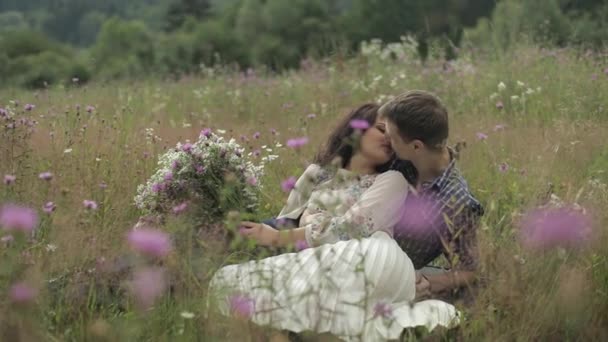 Jong stel samen. Relatie en liefde. Blij. Verliefde man en vrouw — Stockvideo