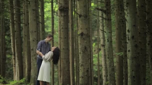 Una giovane coppia insieme. Relazione e amore. Felice. Uomo e donna innamorati — Video Stock