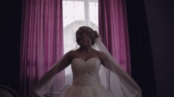 Krásná a krásná nevěsta na svatebních šatech. Krásná a dobře rozkvetla žena — Stock video