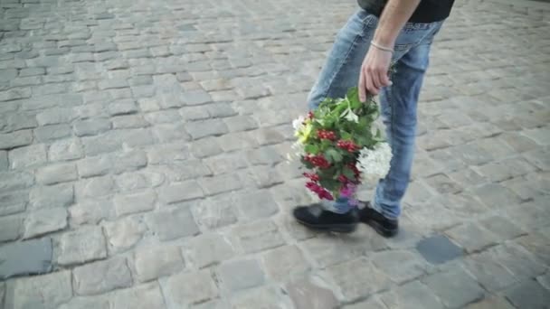 Hombre caminando con un ramo de flores. De cerca. Movimiento lento — Vídeos de Stock