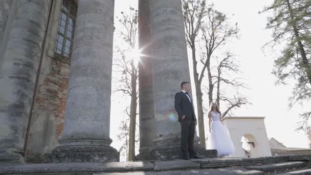 Bruidspaar. Mooie bruidegom en bruid. Gelukkige familie. Man en vrouw in de liefde — Stockvideo