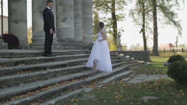 Hochzeitspaar. schöne Bräutigam und Braut. glückliche Familie. Mann und Frau verliebt — Stockvideo