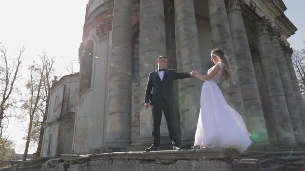 Matrimonio. Bello sposo e sposa. Una famiglia felice. Uomo e donna innamorati — Video Stock