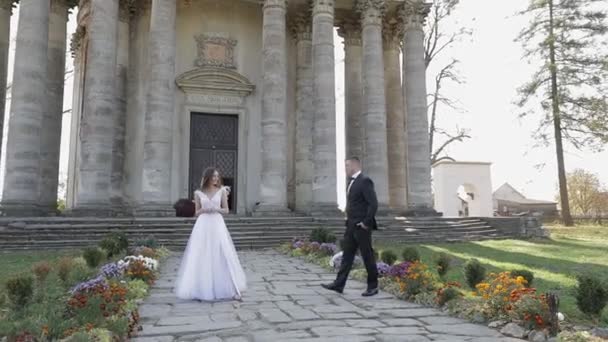 Esküvői pár. Szép vőlegény és menyasszony. Boldog család. Férfi és nő szerelmes — Stock videók