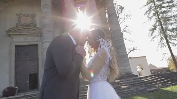 Esküvői pár. Szép vőlegény és menyasszony. Boldog család. Férfi és nő szerelmes — Stock videók