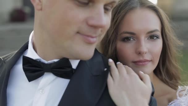 Pareja de bodas. Precioso novio y novia. Familia feliz. Hombre y mujer enamorados — Vídeos de Stock