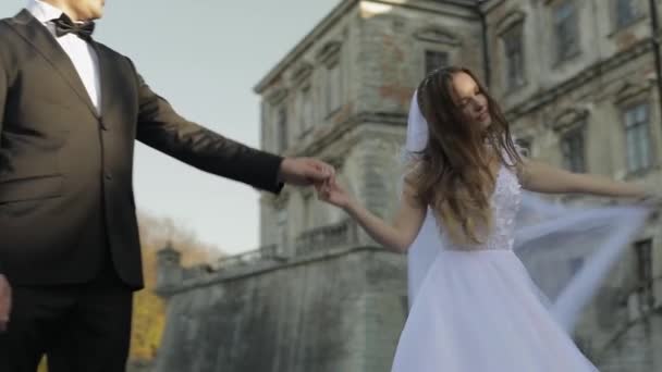 Pareja de bodas. Precioso novio y novia. Familia feliz. Hombre y mujer enamorados — Vídeos de Stock