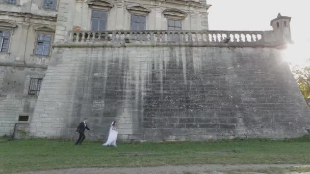 Hochzeitspaar. schöne Bräutigam und Braut. glückliche Familie. Mann und Frau verliebt — Stockvideo