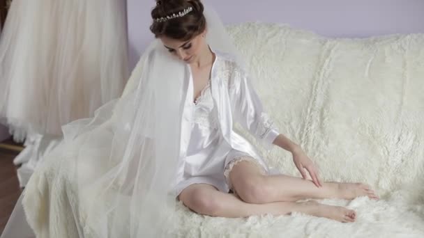 Όμορφη και υπέροχη νύφη με νυχτερινό φόρεμα. Το πρωί του γάμου. Αρκετά καλά καλλωπισμένο — Αρχείο Βίντεο