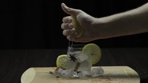 Squeezing lemon juice into a glass. Fornt view — Stock Video