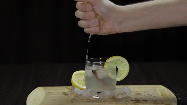 Σφίγγοντας το χυμό λεμονιού σε ένα ποτήρι. Προβολή Φόρντ — Αρχείο Βίντεο