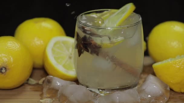 Добавить кусочек лимона в коктейль — стоковое видео