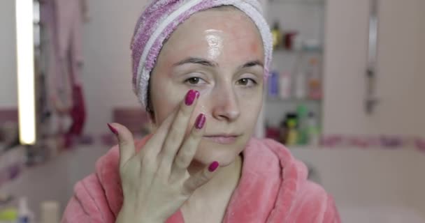 Frau Anwendung Maske feuchtigkeitsspendende Hautcreme. Hautpflegekurort. Gesichtsmaske — Stockvideo
